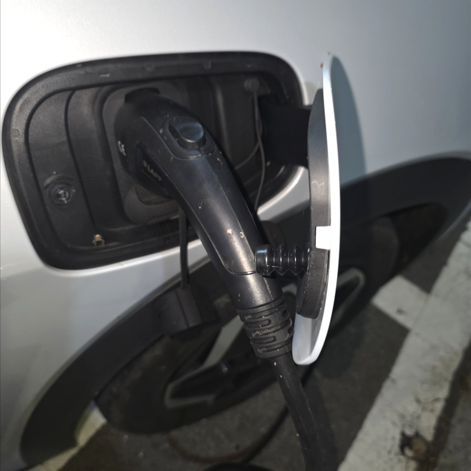 BYD 돌핀 콤보 충전구 윗부분에 꽂힌 AC 5핀 충전 커넥터